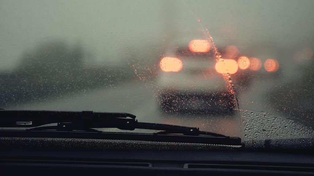 Conduzir veículo na chuva sem ligar o limpador de para-brisa também é infração prevista por lei (Imagem: Hossein Soultanloo/Unsplash/CC)