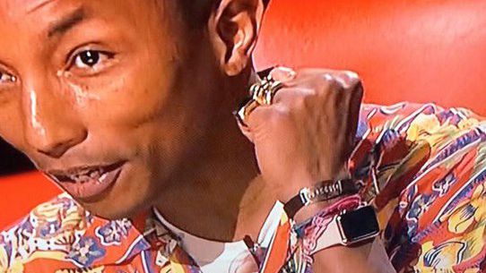 Pharrel Williams aparece em programa de TV usando Apple Watch