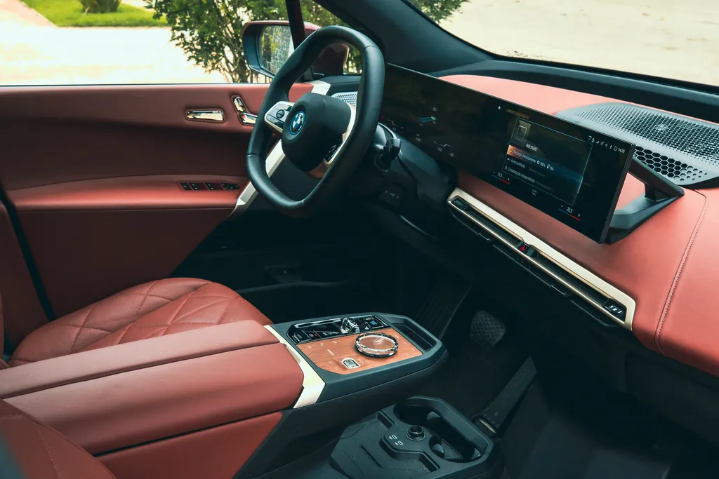 Interior do BMW iX XDrive50 é recheado de luxo e tecnologia (Imagem: Felipe Kugler/Canaltech)