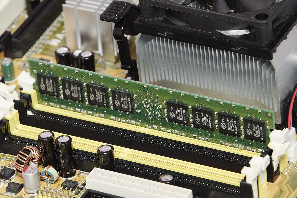A velocidade da memória RAM melhora a performance do computador?