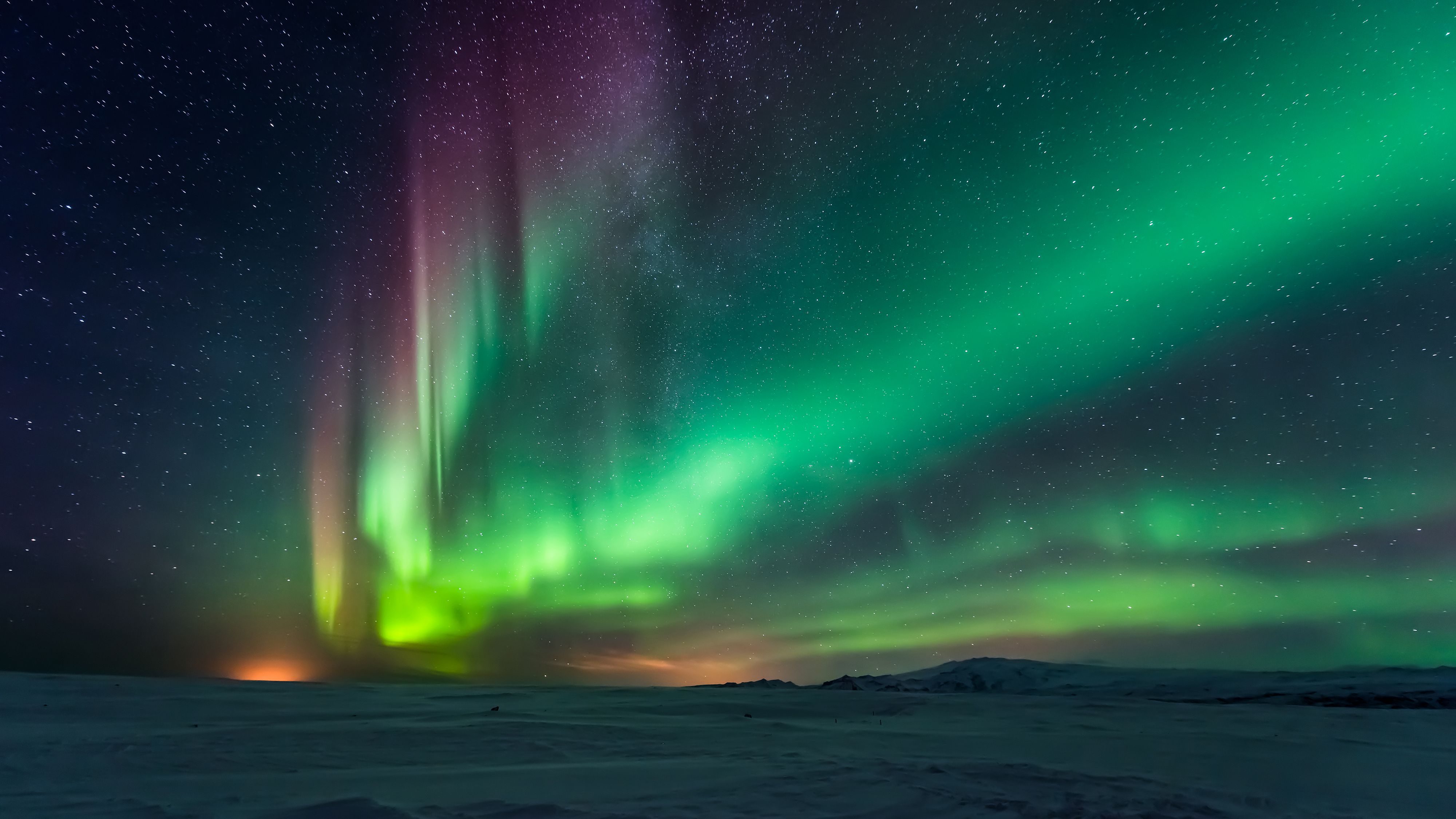 Auroras boreais vermelhas dão show nos céus da Europa e América; vídeo