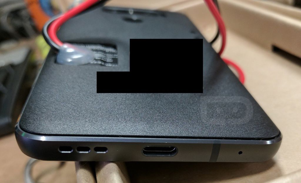 Parte inferior do aparelho exibe entrada uma entrada USB Tipo-C e grelha de saída do alto-falante único