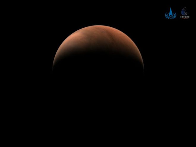 Hemisfério norte de Marte, caputurado pela sonda Tianwen-1, em 18 de março deste ano, a cerca de 11 mil quilômetros de distância (Imagem: Reprodução/CNSA)