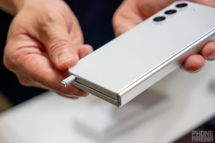 Protótipo de Galaxy Z Fold com S Pen