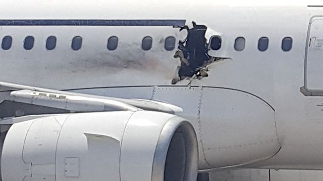 Avião faz pouso forçado após explosão de bomba; veja o vídeo