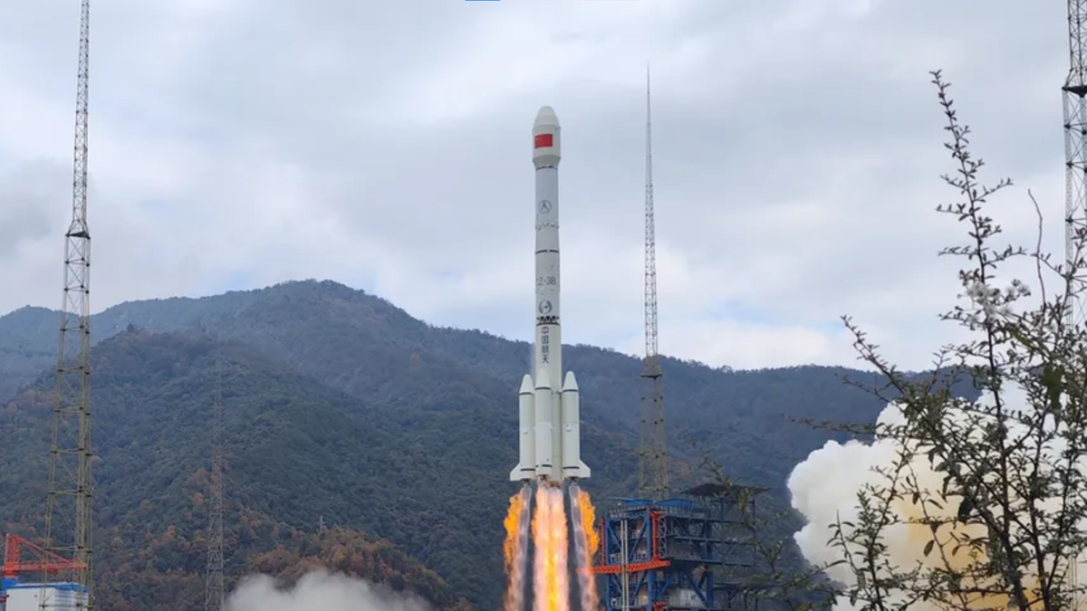 Propulsor de foguete da China cai perto de casa e explode