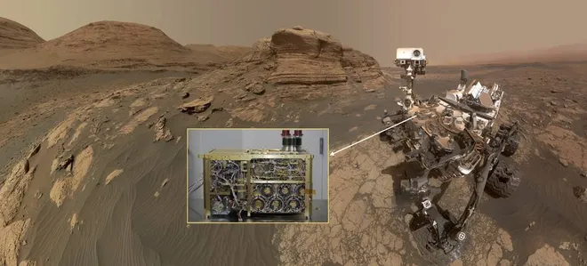 "Selfie" do rover Curiosity, com detalhe do instrumento SAM (Imagem: Reprodução/NASA/JPL-Caltech/MSSS)