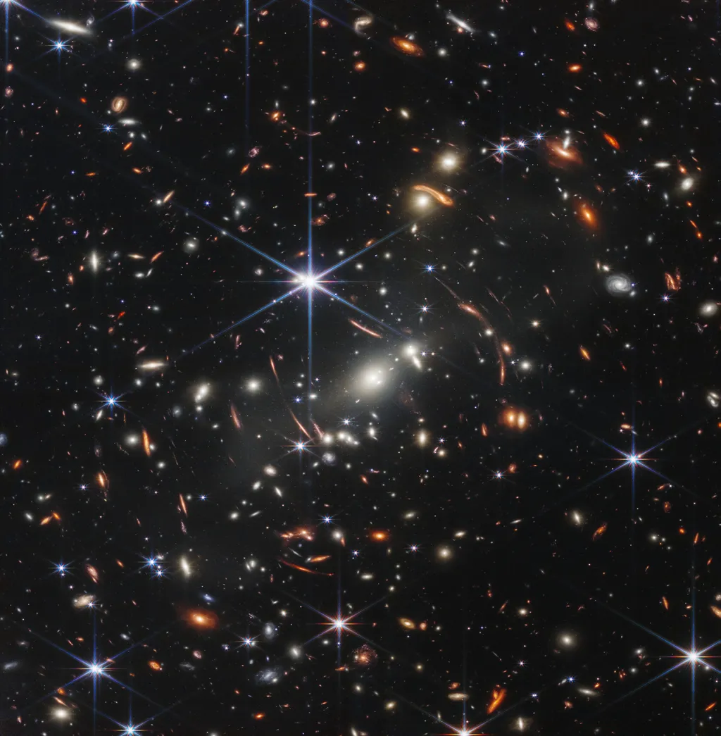 A primeira imagem colorida do James Webb a ser revelada é a mesma região da foto acima, mas com muito mais detalhes. Você consegue contar quantas galáxias tem aí? (Imagem: Reprodução/ESA/CSA/STScI)