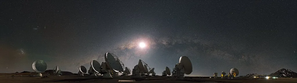 Lua brilha sobre o disco galáctico no observatório ALMA, o Atacama Large Millimeter/submillimeter Array, que faz parte da colaboração EHT e ajudou a "tirar foto" do buraco negro Sgr A* (Imagem: Reprodução/ESO/S. Guisard)