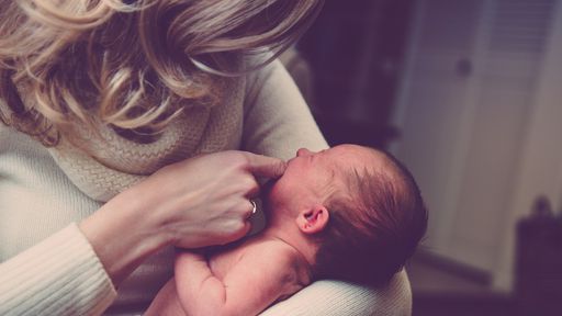 Com precauções, recém-nascidos não pegam COVID-19 de suas mães, diz estudo