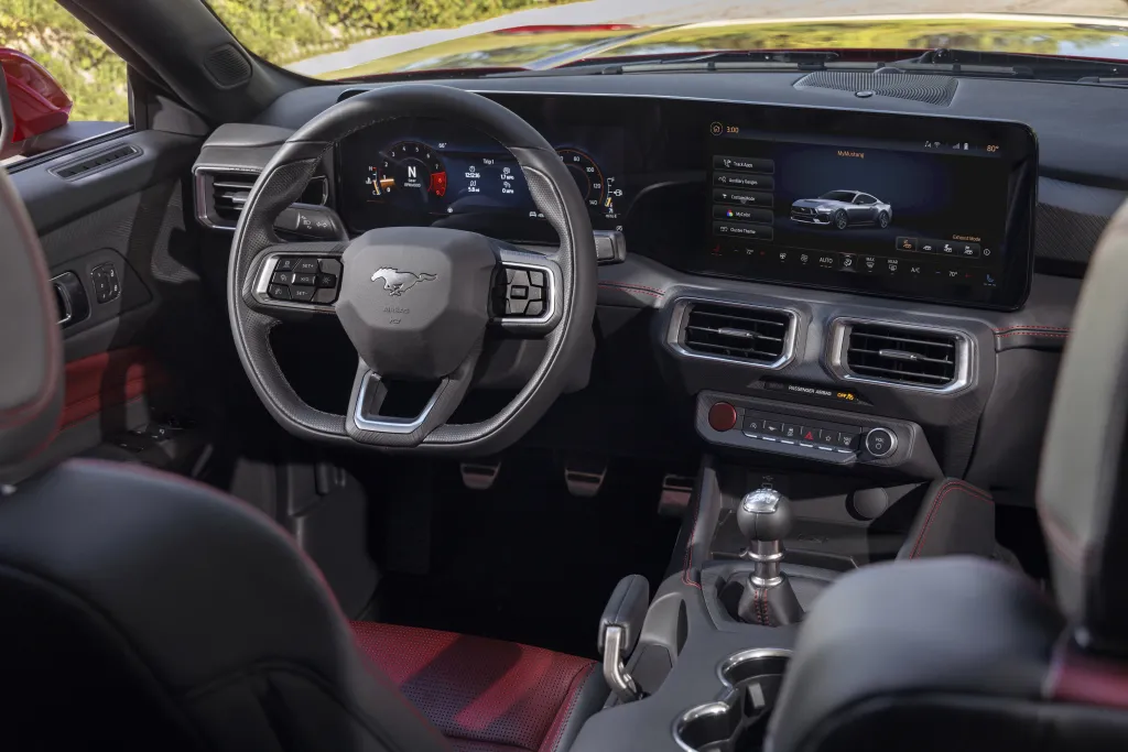 O interior do Mustang 2024 está mais tecnológico e conectado (Imagem: Divulgação/Ford)