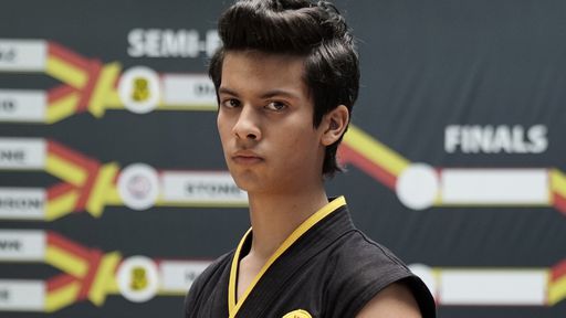 Astro de Cobra Kai pode interpretar Besouro Azul, 1° super-herói latino da DC