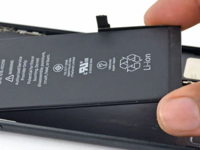 Além do uso de carregadores originais ou certificados, prestar atenção no ciclo de descarregamento é uma boa para ampliar a vida útil da bateria (Imagem: Divulgação/Apple)
