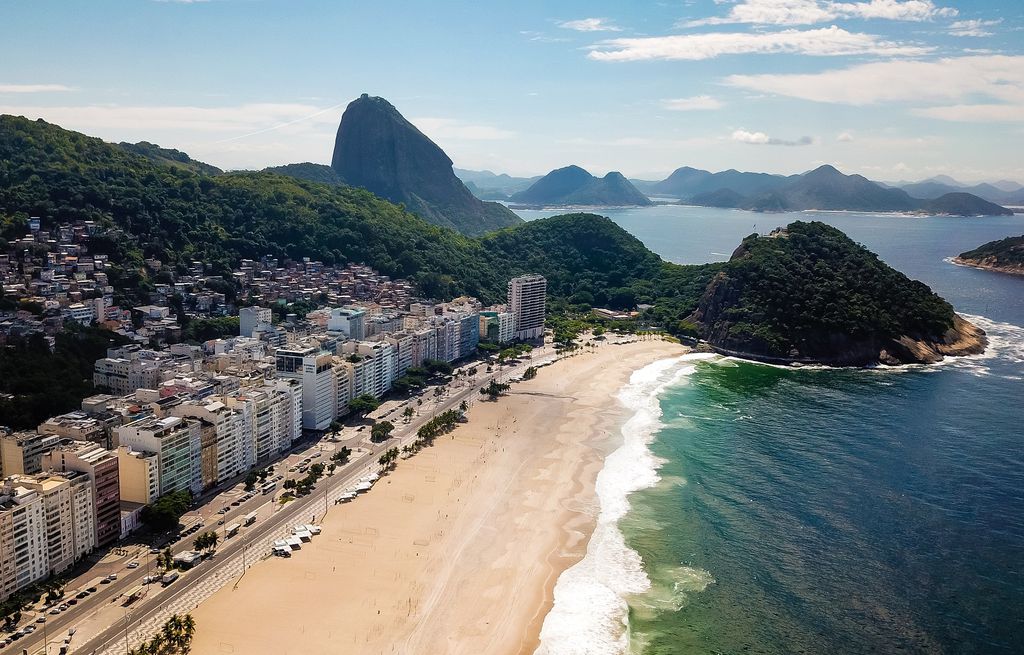 Se hoje há aglomerações em Copacabana, durante o início da COVID-19, em março, a área ficava vazia (Imagem: Reprodução/ Buda Mendes/ Getty Images)