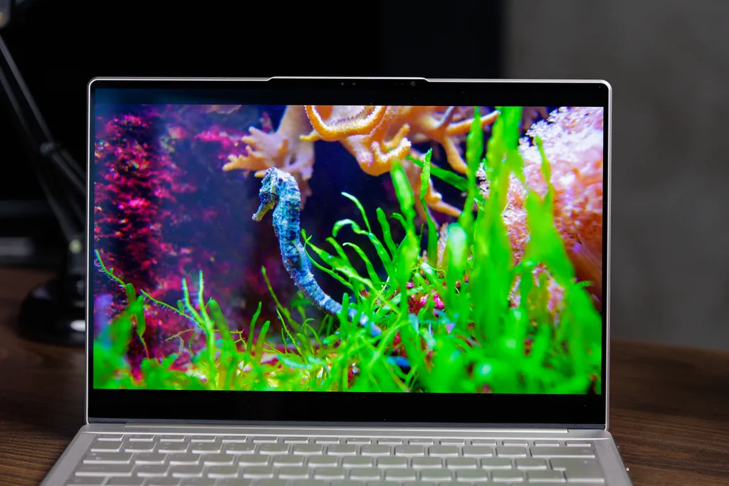 A tela OLED do Yoga Slim 9i tem cores vibrantes e ótimo contraste. (Imagem: Ivo Meneghel/Canaltech)