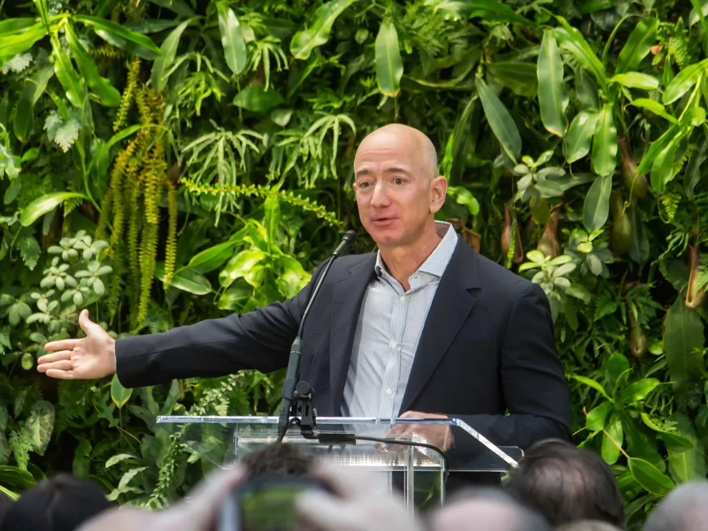 Jeff Bezos, CEO da Amazon e bilionários, é um dos financiadores de empresas que trabalham com longevidade — poderia ele acumular riqueza para sempre? (Imagem: Seattle City Council/CC-BY-2.0)