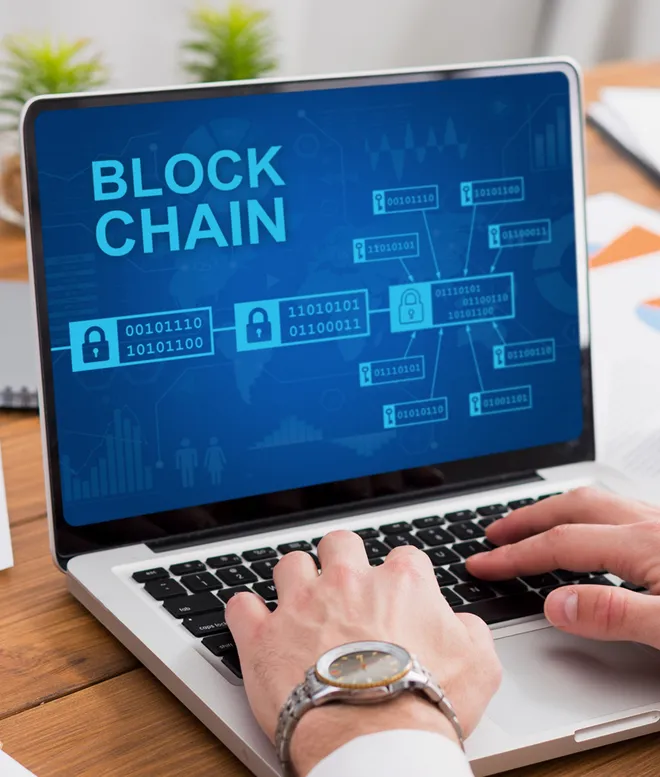 A blockchain, que traduzida significa corrente de blocos, foi definida inicialmente pelo criador do Bitcoin como timechain "rede de tempo" (Imagem:Reprodução/envato/Prostock-studio)