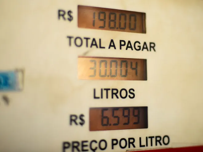 O preço da bomba é diferente das promoções oferecidas via aplicativo (Imagem: Marcello Casal jr/Agência Brasil)
