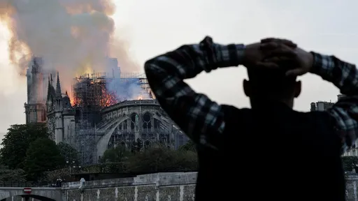Incêndio na Catedral de Notre Dame é prato cheio para mentiras em redes sociais
