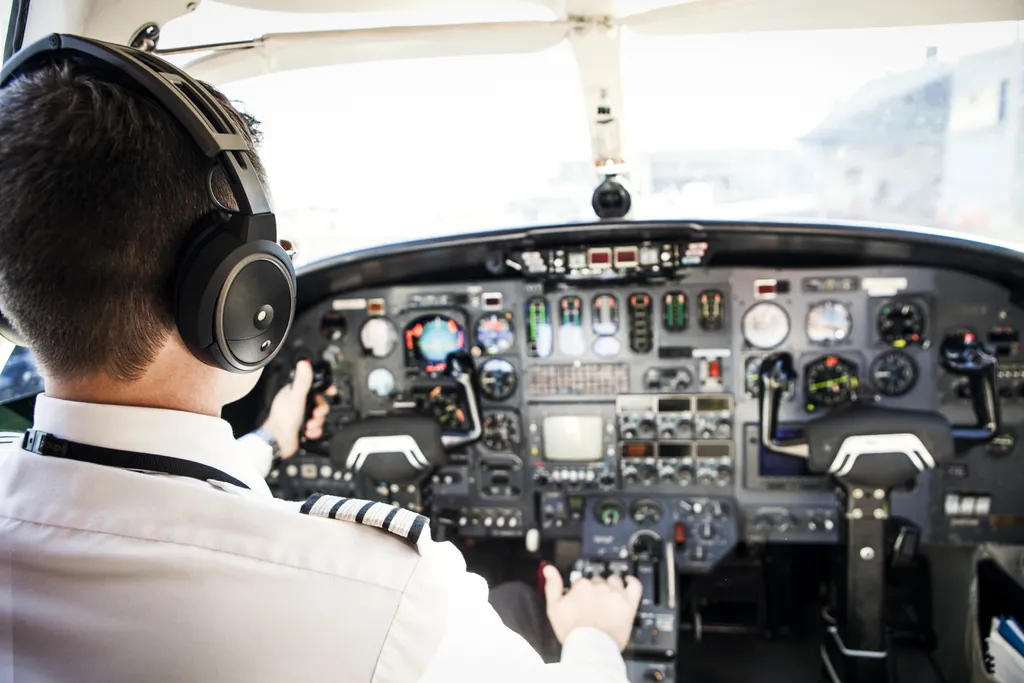 Ser piloto de avião exige um aprendizado completo das funções de uma aeronave (Imagem: Divulgação/ cavanimages/ Envato)