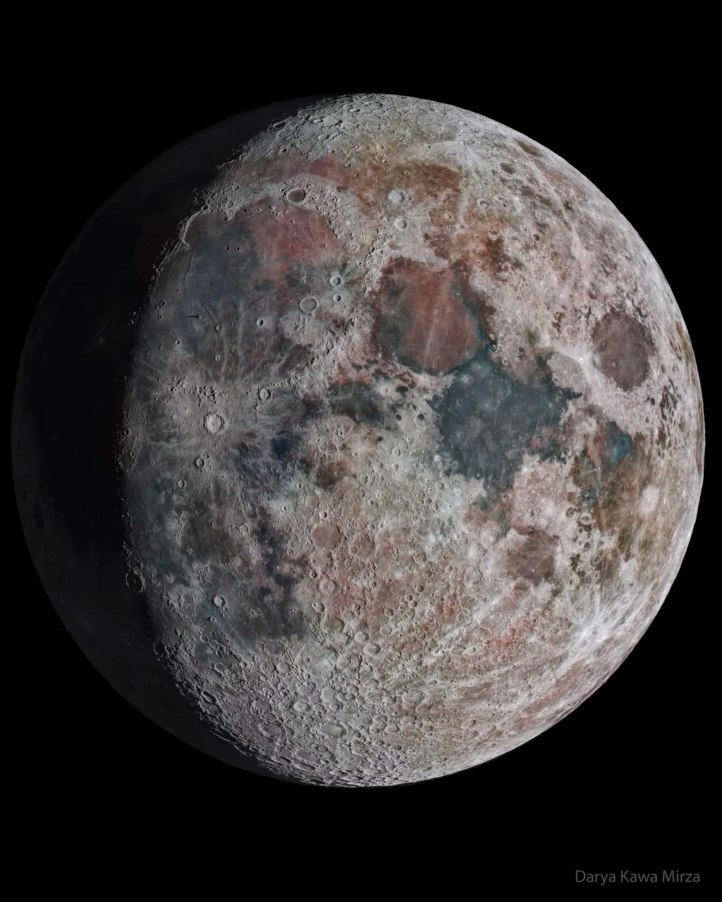Foto da Lua com cores e crateras extremamente definidas graças à combinação de várias fotos (Imagem: Reprodução/Darya Kawa Mirza)