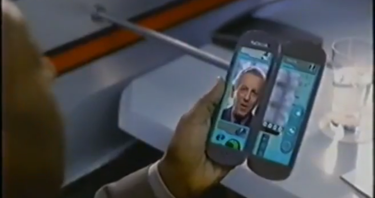 Pelé usa celular futurista da Nokia