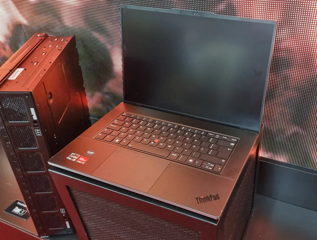 Mais poderoso, o Lenovo ThinkPad Z16 combina processadores AMD Ryzen PRO 6000H a uma GPU AMD Radeon RX 6500M (Imagem: Renan da Silva Dores/Canaltech)