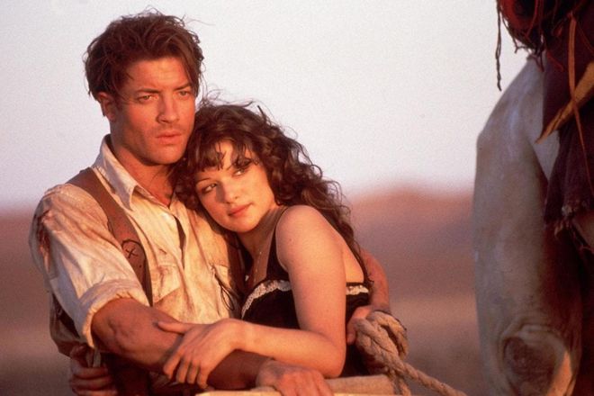No filme A Múmia, de Brendan Fraser, armadilhas e maldições acometem os exploradores de túmulos — isso não aconteceu, e, na vida real, havia no máximo túneis feitos para enganar invasores (Imagem: Universal Pictures)