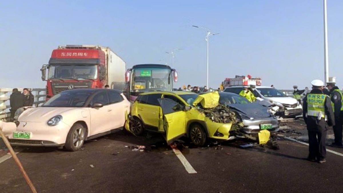 Acidente em ponte com névoa envolve mais de 100 carros na China; assista