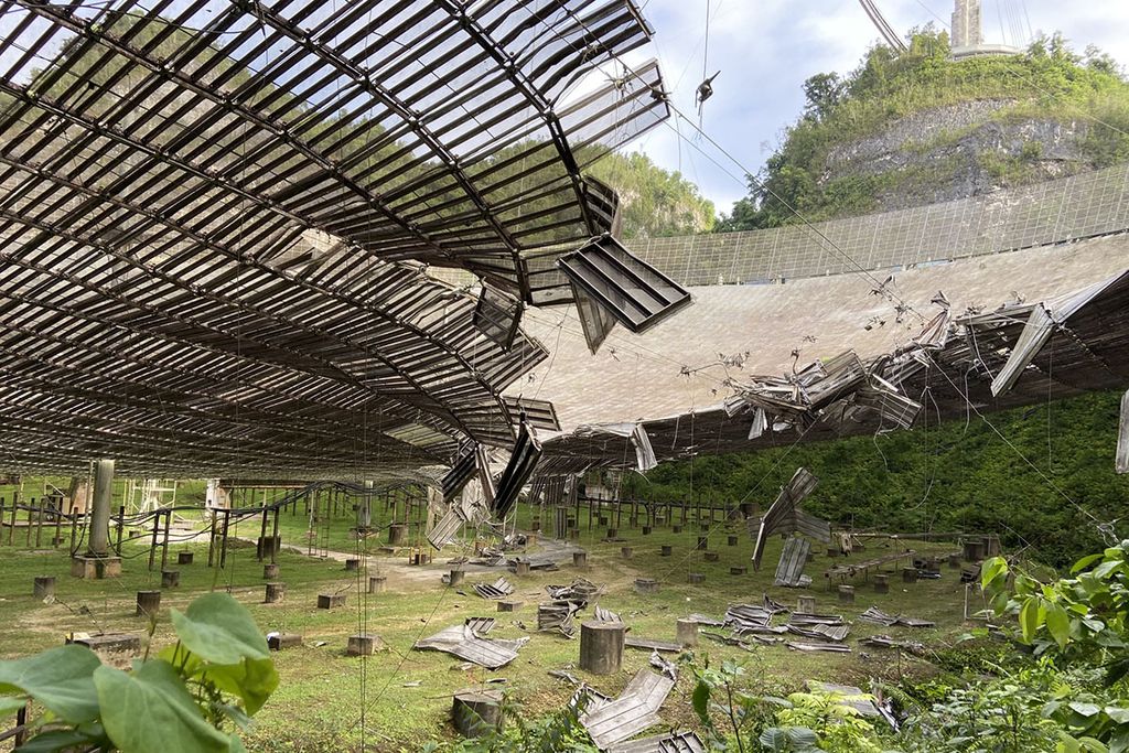 Prato refletor do Observatório Arecibo parcialmente destruído após queda do primeiro cabo (Imagem: Reprodução/University of Central Florida)