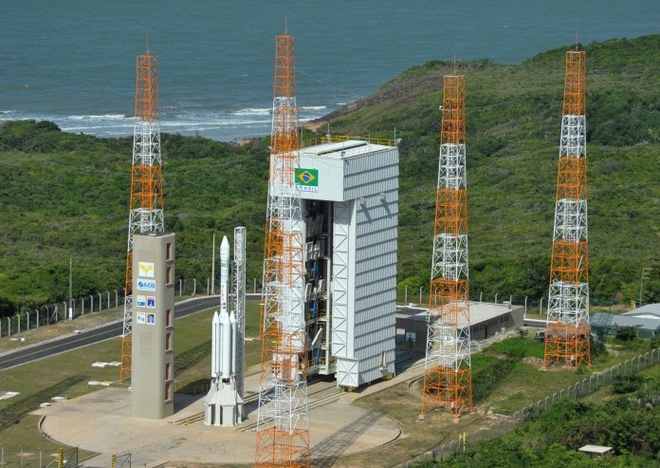 O CLA com a Torre Móvel de Integração, onde acontece a montagem das partes dos foguetes, e VLS à frente (Imagem: Reprodução/AEB)