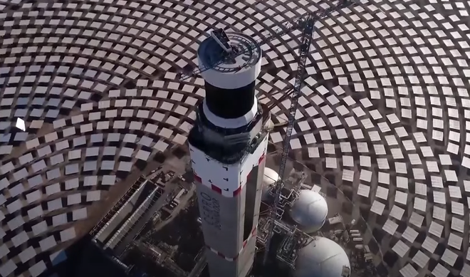 Sais fundidos no topo da torre armazenam energia por 17,5 horas (Imagem: Reprodução/Cerro Dominador)