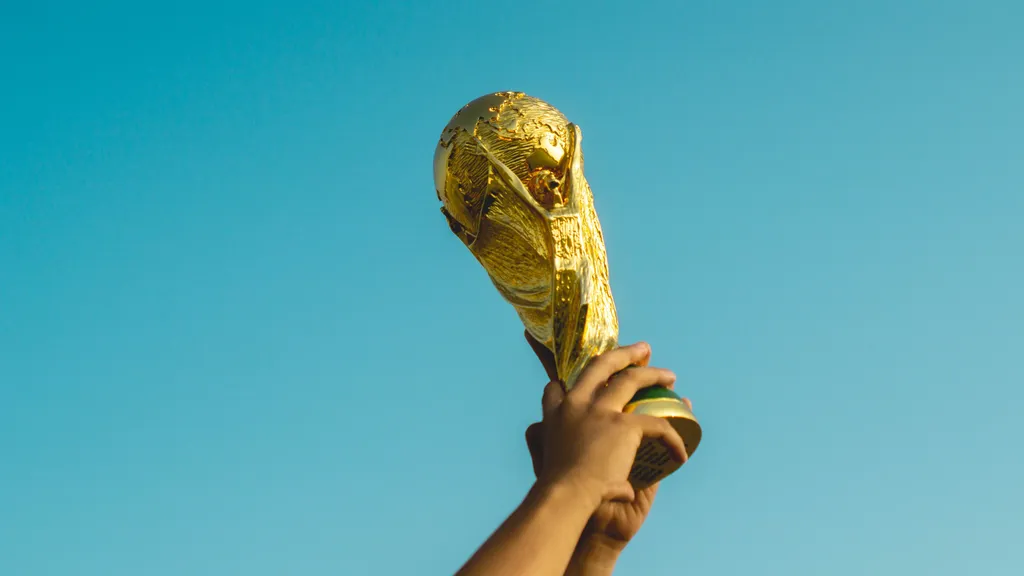 Copa do Mundo deve ser um impulsionador para venda de produtos como camisas de futebol, alimentos e eletrodomésticos, como TVs. (Imagem: Reprodução/Fauzan Saari/Unsplash/CC)