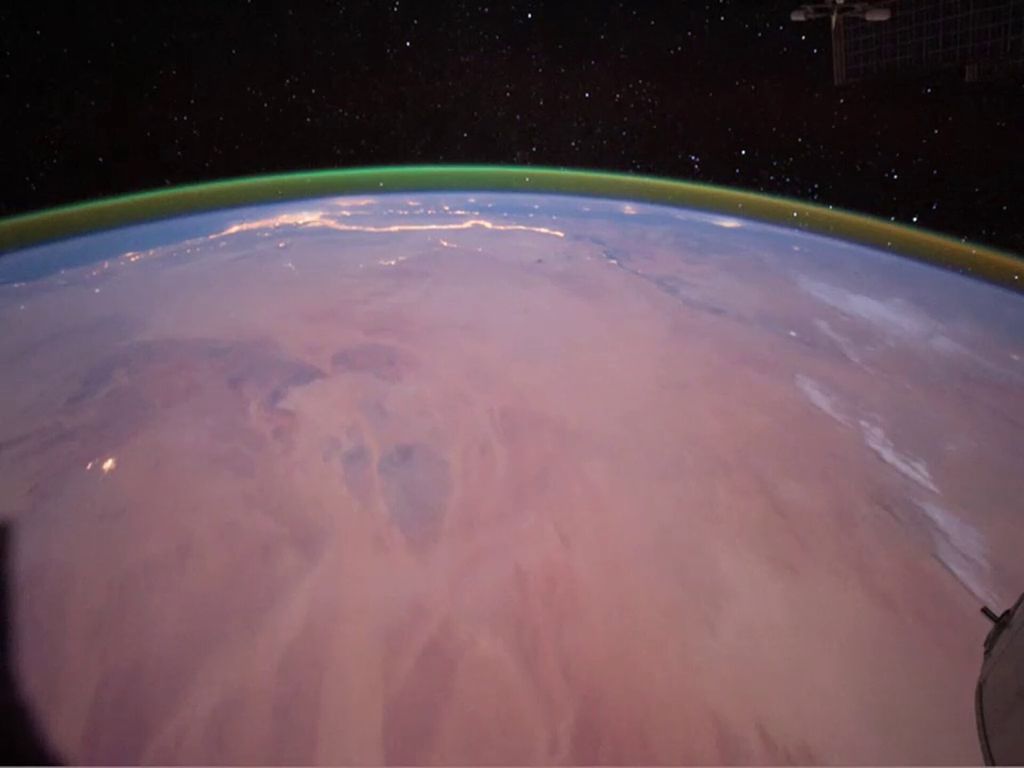 Brilho verde ao redor da atmosfera terrestre, capturado a partir da ISS (Foto: NASA)