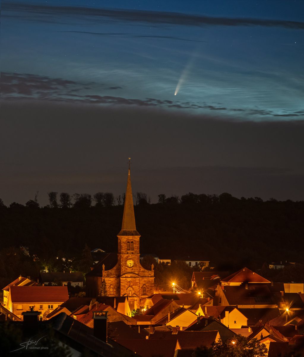 O cometa NEOWISE logo acima da igreja da vila Spicheren, França (Foto: Sebastian Voltmer)