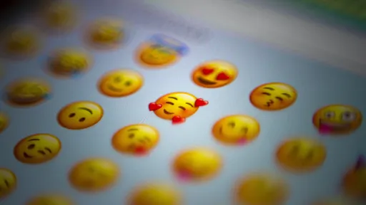 WhatsApp prepara reações a mensagens usando qualquer emoji