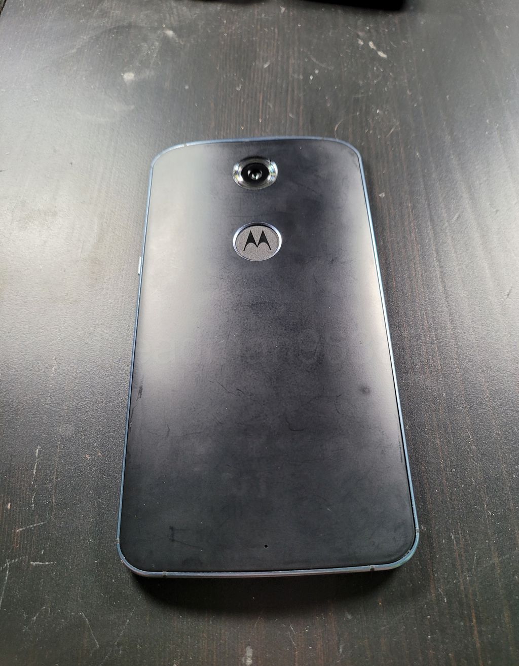 Protótipo traz sensor de impressões digitais no logo da Motorola (Imagem: Twitter/@Deadman_Android)
