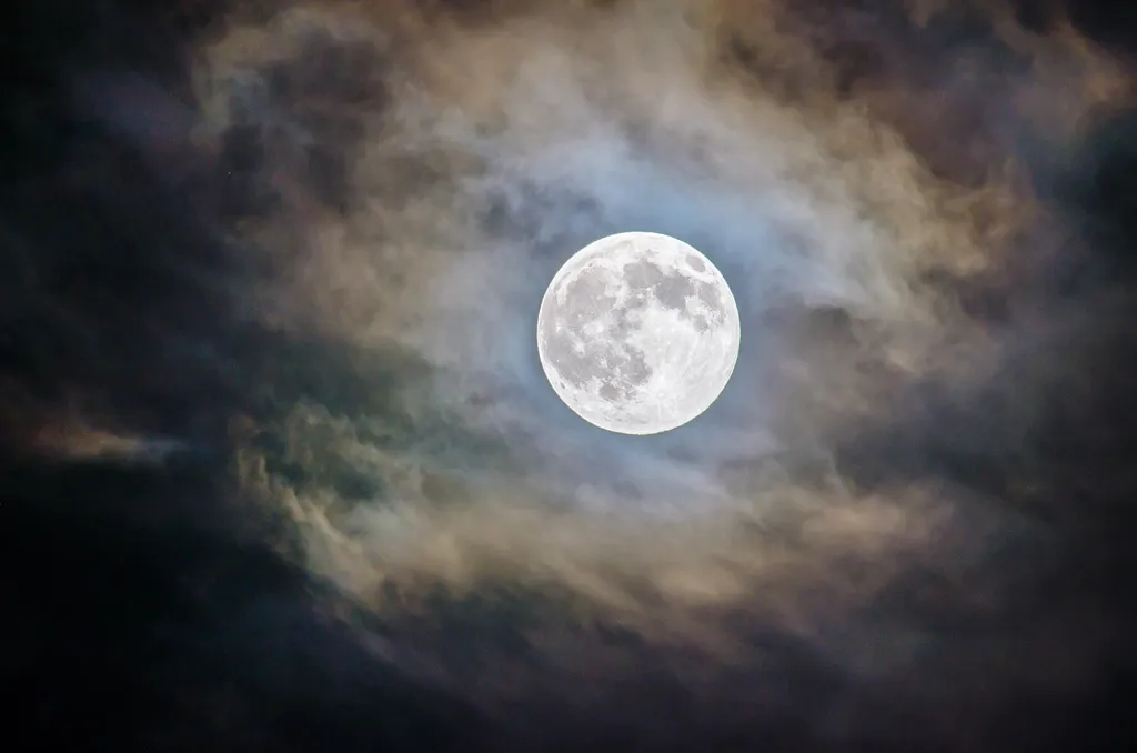Quando a Lua chega à fase cheia no perigeu, ocorre uma superlua (Imagem: Reprodução/Ganapathy Kumar/ Unsplash)