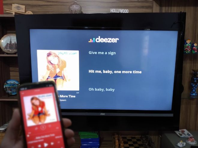 Com o app Deezer conectado no Chromecast, agora você pode ver a letra da música na sua TV (Foto: Matheus Bigogno)