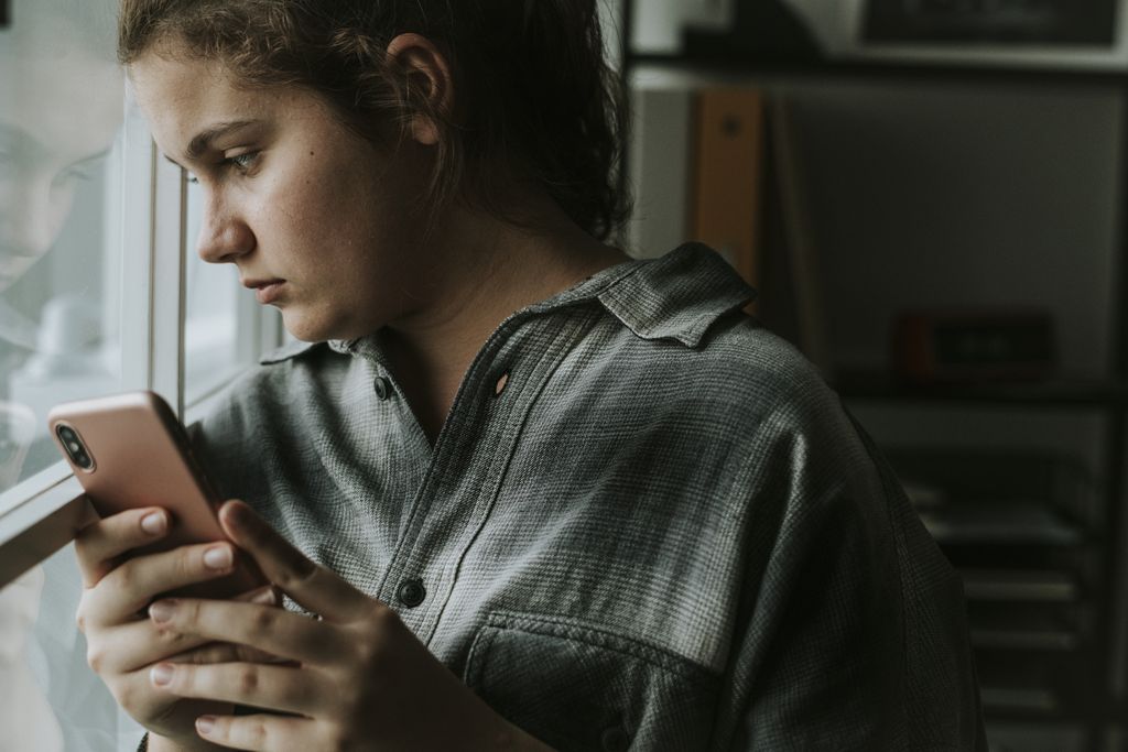 O uso das redes, mesmo quando negativo, gera dopamina por meio dos circuitos de recompensa — é muito difícil largar o hábito por conta disso (Imagem: Rawpixel/Envato)