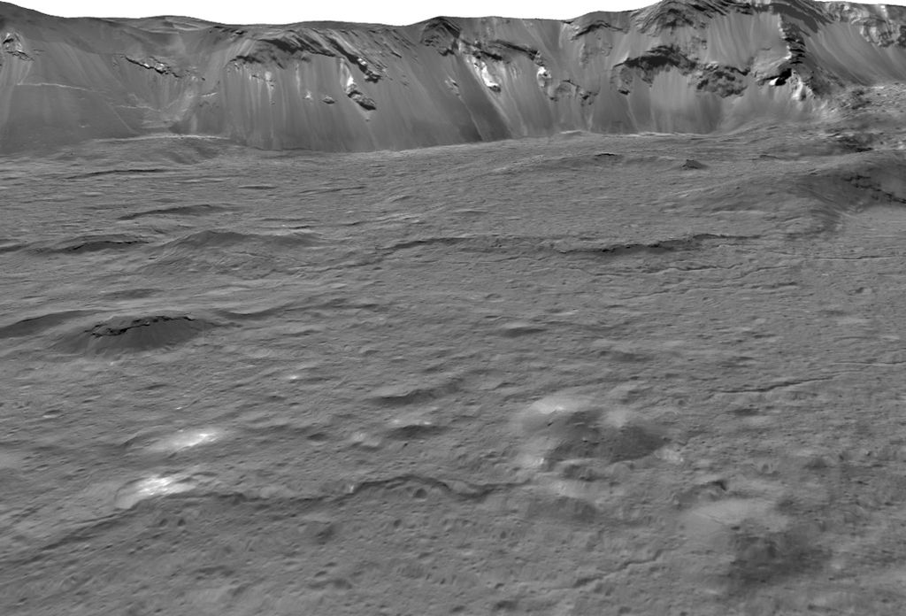 Imagem da Cratera Occator criada a partir de um mosaico pela sonda Dawn, em 2018. Poços e montes brilhantes foram formados por líquido salgado liberado quando o solo rico em água congelou após o impacto, cerca de 20 milhões de anos atrás (Imagem: NASA/JPL-Caltech/UCLA/MPS/DLR/IDA/USRA/LPI)