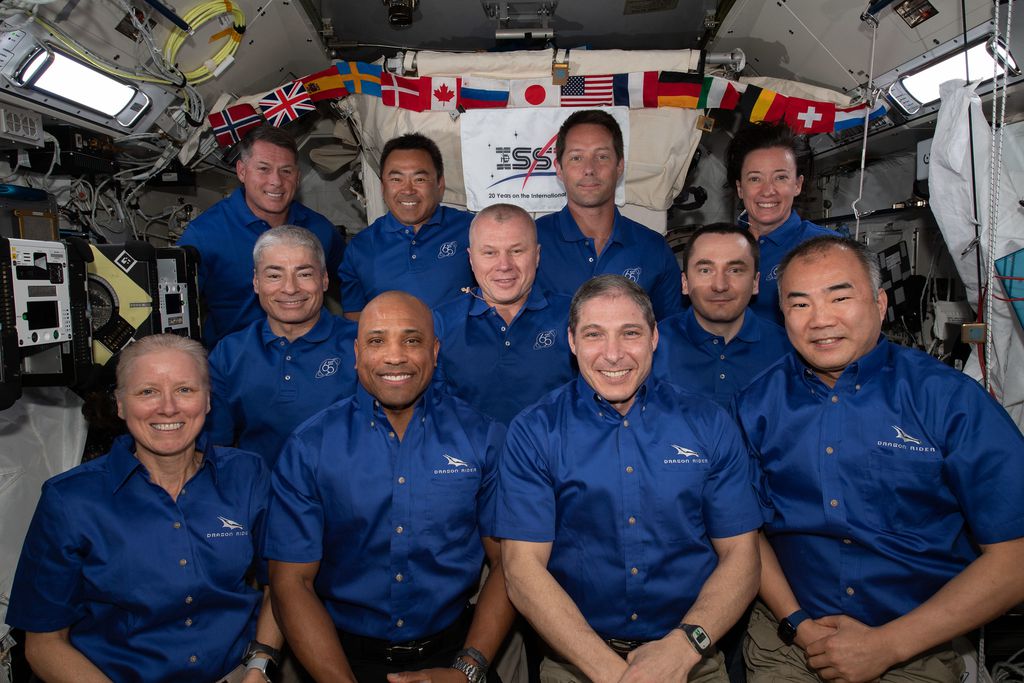 Os 11 mebros a bordo da ISS são, na verdade, a combinação de três tripulações: na fileira de trás, os quatro astronautas da Crew-2; na fileira do meio, os três da Soyuz MS-18 e, na frente, os quatro da Crew-1, que aguardam a liberação para retorno (Imagem: Reprodução/NASA)