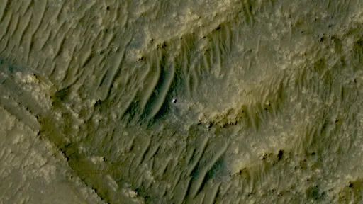 Sonda da NASA fotografa o rover Perseverance a 300 km da superfície de Marte