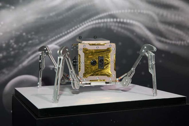 O rover da SpaceBit será o menor já enviado para a Lua e percorrerá a superfície lunar com pernas mecânicas. (Imagem: James Winspear)