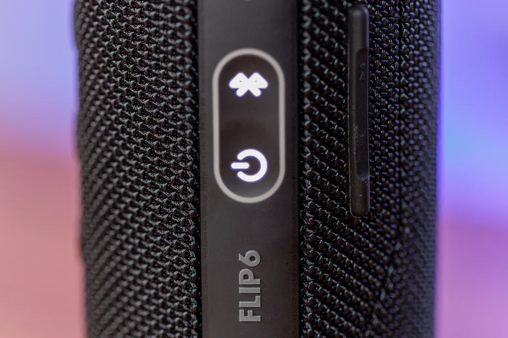 A Flip 6 conta com uma pequena fita emborrachada que serve de apoio para a caixa de som, mas ela adiciona pouca estabilidade ao dispositivo, e passa a impressão de ser frágil. (Imagem: Ivo Meneghel/Canaltech)