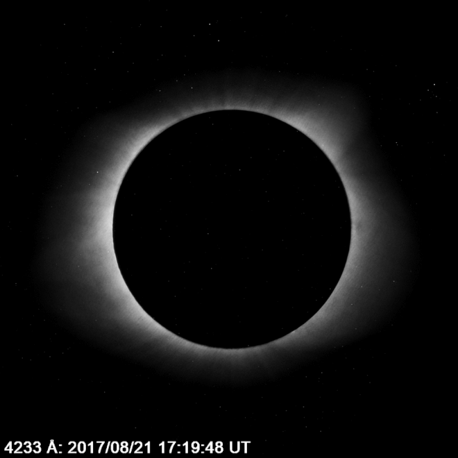 Imagens da coroa solar capturadas durante o eclipse solar total de 2017, com um novo detector (Imagem: Reprodução/NASA/Gopalswamy et al.)