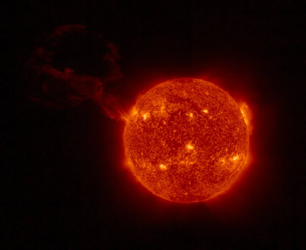 Imagem produzida pela Solar Orbiter, mostrando tanto a estrela quanto a erupção solar (Imagem: Reprodução/Solar Orbiter/EUI Team/ESA & NASA)