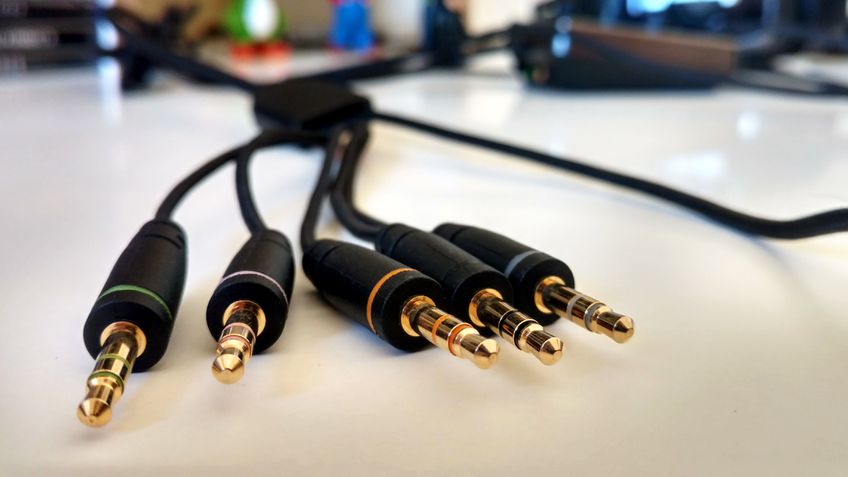 Cabos de áudio do fone. Certifique-se de que sua placa de som tem suporte a