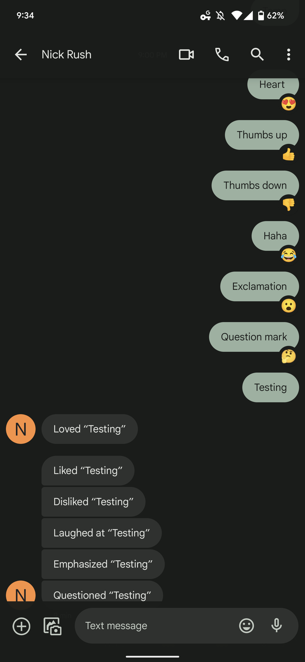 As descrições de reações ainda aparecem como mensagem de texto, mas são também representadas nas respectivas mensagens (Imagem: Reprodução/9to5Google)
