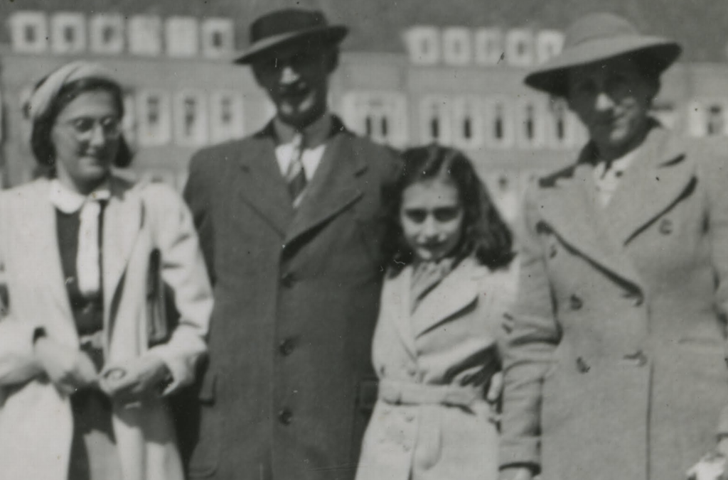 Único registro de Anne Frank ao lado dos pais Frank e Edith e da irmã Margot